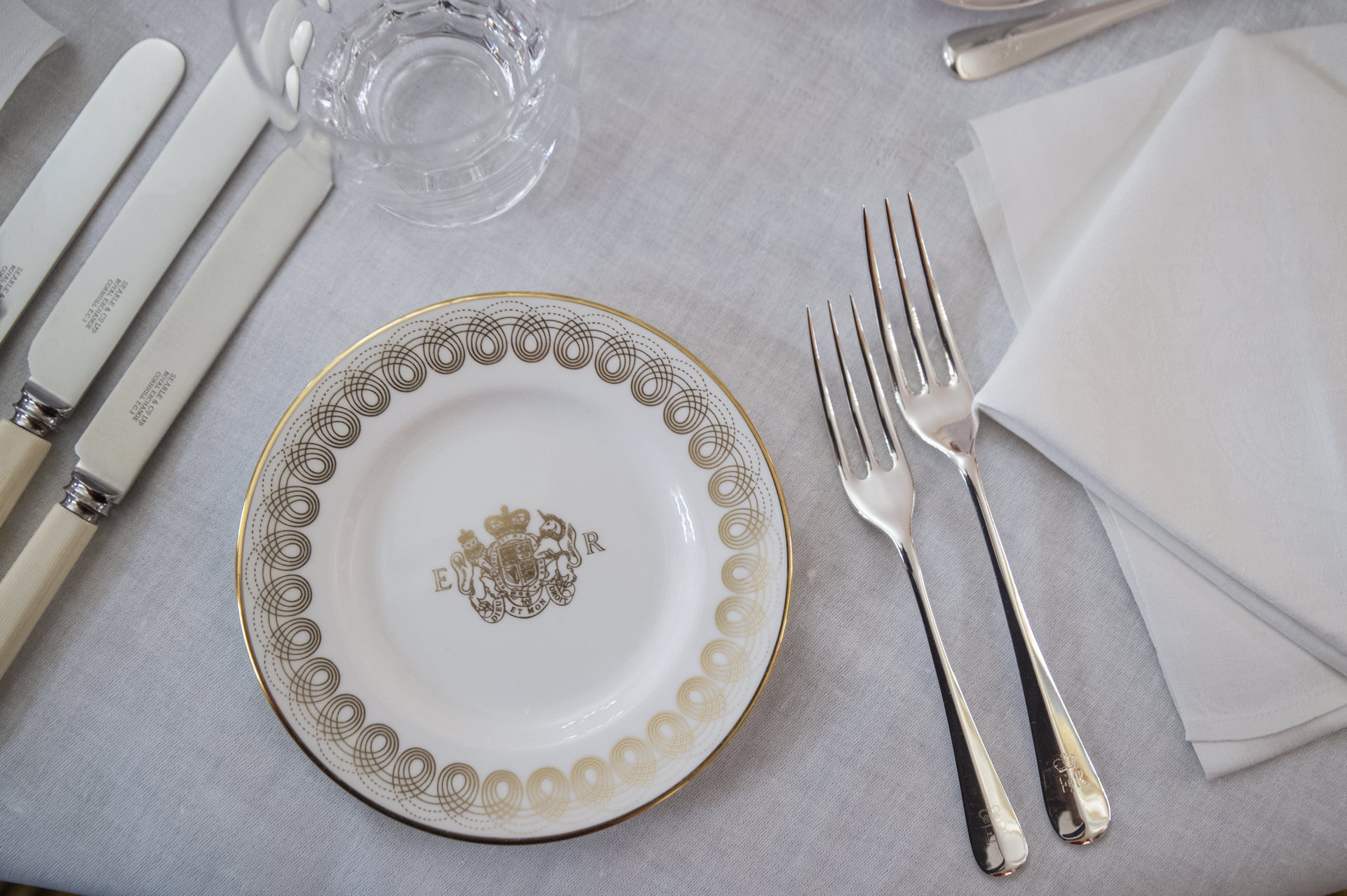 Queen Elisabeth 2 dinner plate details