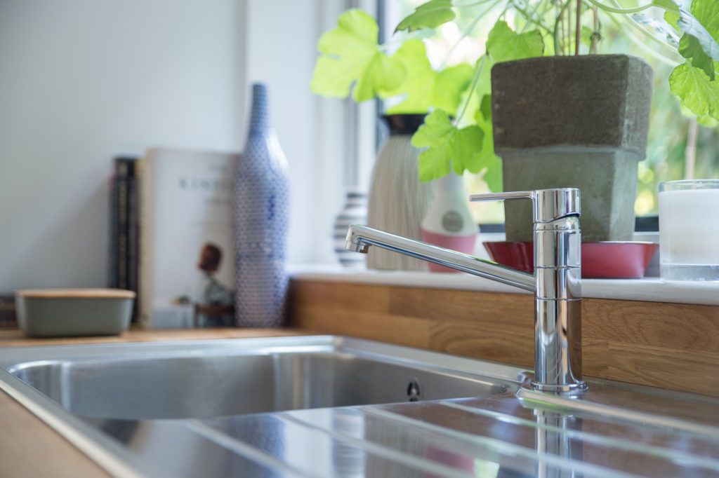 kithen sink and tap sideview